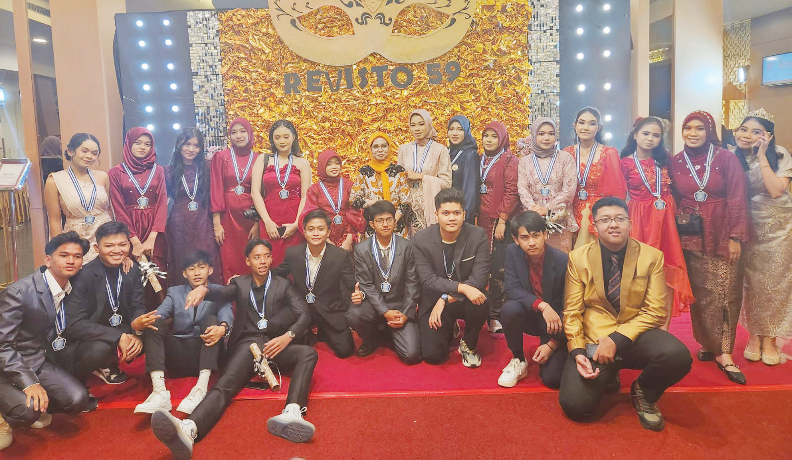 Para alumni SMA Negeri 1 Kendari pada Promnight Revisto 59.