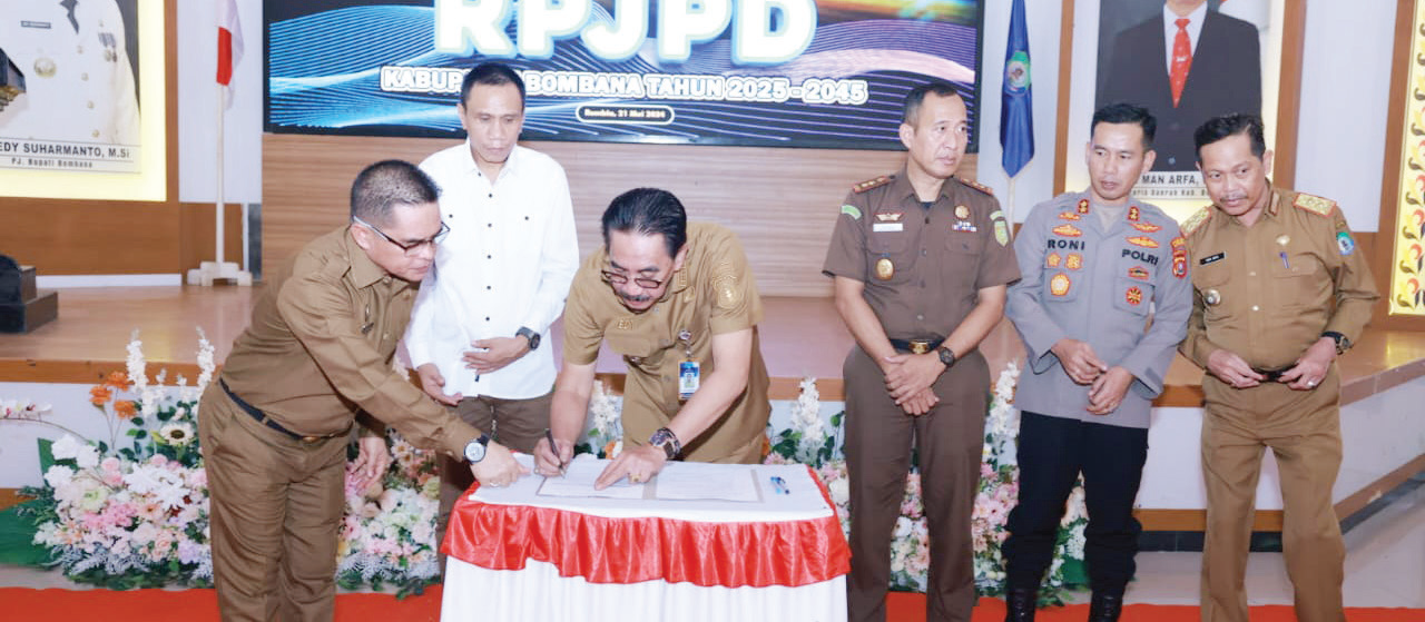 Pj Bupati Bombana, Drs. Edy Suharmanto saat menandatangani dokumen kesepakatan Musrembang RPJPD Kabupaten Bombana 2025-2045.