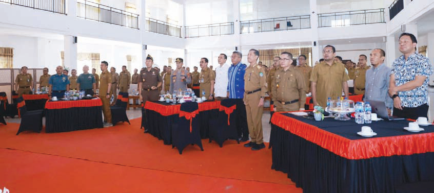 Pj Bupati Bombana, Drs Edy Suharmanto (sebelas dari kanan), Wakil Ketua DPRD Bombana, Iskandar (duabelas dari kanan) Kepala Bappeda Sultra, J. Robert (sepuluh dari kiri) saat foto bersama dengan Kepala OPD dan Forkopimda lingkup Bombana.