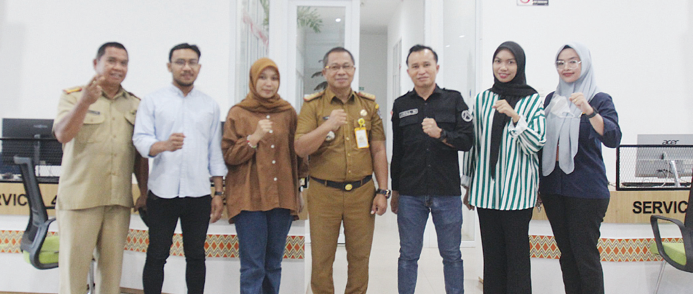 Kepala Disdukcapil Kota Kendari, Iswanto Dongge (empat kanan) beserta dengan jajarannya foto bersama Wadir Kendari Pos Awal Nurjadin (kemeja hitam) (FOTO: MUH. ABDI ASMAUL AMRIN/KENDARI POS)