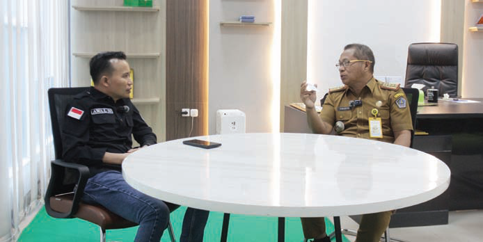 Kepala Disdukcapil Kota Kendari, Iswanto Dongge (kanan) bersama dengan Wadir Kendari Pos Awal Nurjadin dialog dalam program podcast Kendari Pos Channel. (FOTO-FOTO: MUH. ABDI ASMAUL AMRIN/KENDARI POS)