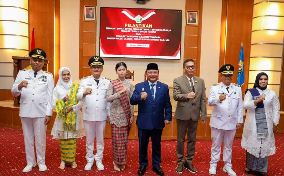 Pj Gubernur Sultra Andap Budhi Revianto (4 dari kanan) usai melantik Pj Bupati Buton La Haruna (2 dari kanan), Pj Bupati Buteng Konstantinus Bukide (kiri) dan Pj Bupati Busel Parinringi (3 dari kiri), Selasa (28/5/2024). (BIRO ADPIM PEMPROV SULTRA)