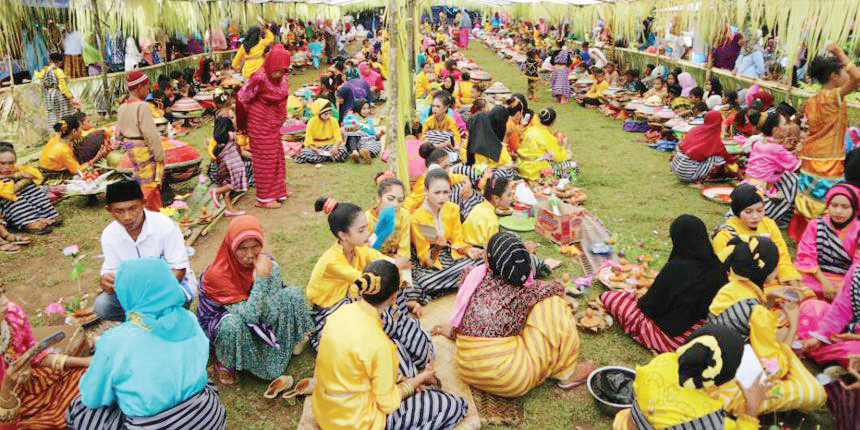 Suasana acara adat di Desa Liya Togo. Masyarakat setempat masih menjunjung tinggi nilai adat.