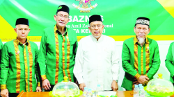 Ketua Baznas Kota Kendari, Amri Natsir (2 dari kanan), Wakil Ketua III Baznas Kota Makassar H Waspada Santing (3 dari kanan) bersama pengurus Baznas Kota Kendari usai diskusi penguatan pengelolaan Zakat, Infak, dan Sedekah (ZIS), Kamis (2/5/2024). (AGUS SETIAWAN / KENDARI POS)