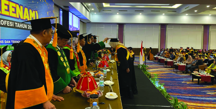 Rektor UMW Kendari, Dr. Ratna Umi Nurlila, memindahkan tali toga wisudawan UMW Kendari. (EWIN ENDANG SAHPUTRI/KENDARI POS)