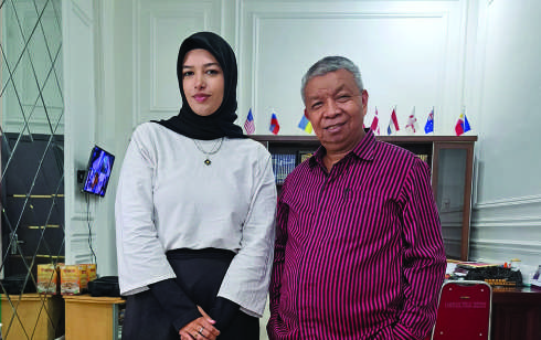 Foto bersama Rektor Unsultra, Prof. Dr. Ir. Andi Bahrun, M.Sc., Agric (kanan) dan Volunteer Prancis Elma Gaia Gry (kiri). (HUMAS UNSULTRA FOR KENDARI POS)