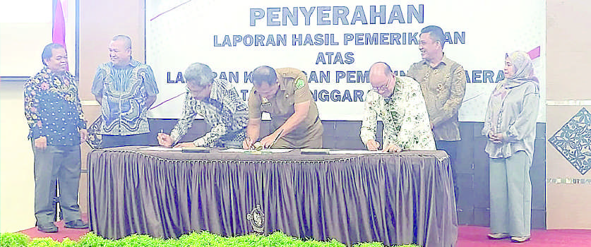 Sekab konawe Ferdinand Sapan (tengah), menandatangani berita acara penyerahan LHP LKPD Konawe tahun 2023 di kantor BPK RI Perwakilan Sultra.