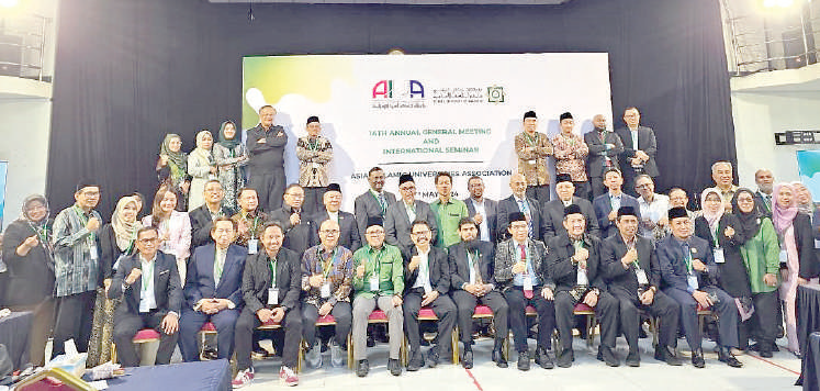 Foto bersama usai penandatanganan Memorandum of Understanding (MoU) yang melibatkan tujuh perguruan tinggi dari empat negara di Asia yang dilaksanakan di Islamic University of Maldives. (Humas IAIN Kendari)