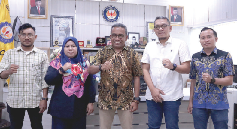 Foto bersama Rektor Universitas Halu Oleo Prof. Muh. Zamrun Firihu dan Direktur Kendari Pos Irwan Zainuddin dengan jajaran manajemen.