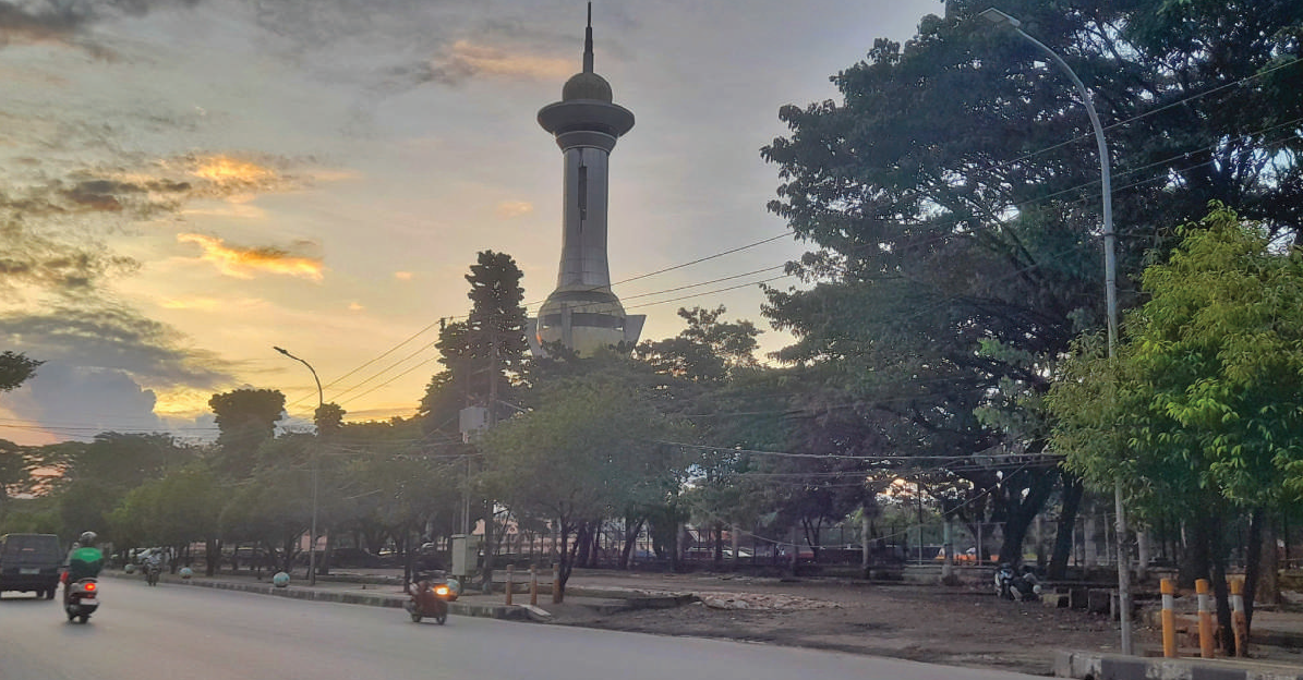 PENATAAN KAWASAN MTQ : Pelataran MTQ Square kini telah bebas dari pegang kaki lima (PKL). Sebagai solusi, pemerintah akan merelokasi sebagian pedagang ke gedung PLUT Koperasi dan UMKM. Namun sejauh ini, belum ada satu pun pedagang yang menempati. (MUHAMMAD ABDI ASMAUL AMRIN/KENDARI POS)