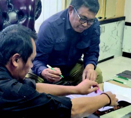 TANDA TANGAN KONTRAK : Kepala Dinas SDA dan Bina Marga Sultra Pahri Yamsul (kacamata) dan pihak kontraktor melakukan penandatanganan surat perjanjian kontrak pekerjaan pembangunan jembatan sungai Ameai tahap dua di kantor Dinas SDA dan Binan Marga Sultra kemarin. (RAHMA SAFITRI/KENDARI POS)