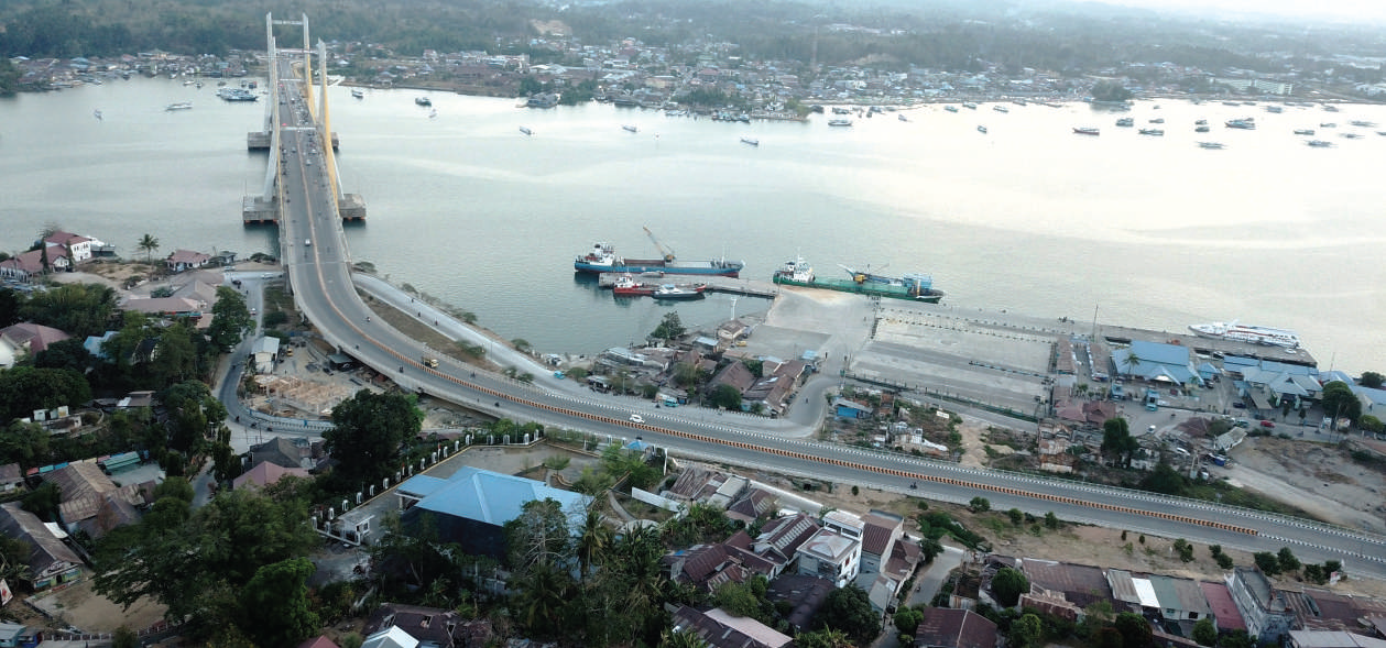 PERBAIKAN JALAN : Keberadaan jembatan Teluk Kendari memperlancar mobilitas warga dan mempercepat pengembangan kawasan. Pembangunan infrastruktur jalan dan jembatan menjadi prioritas Pemprov Sultra. Tahun ini, Pemprov mengalokasikan anggaran sebesar Rp 27 miliar. (MUHAMMAD ABDI ASMAUL AMRIN/KENDARI POS)