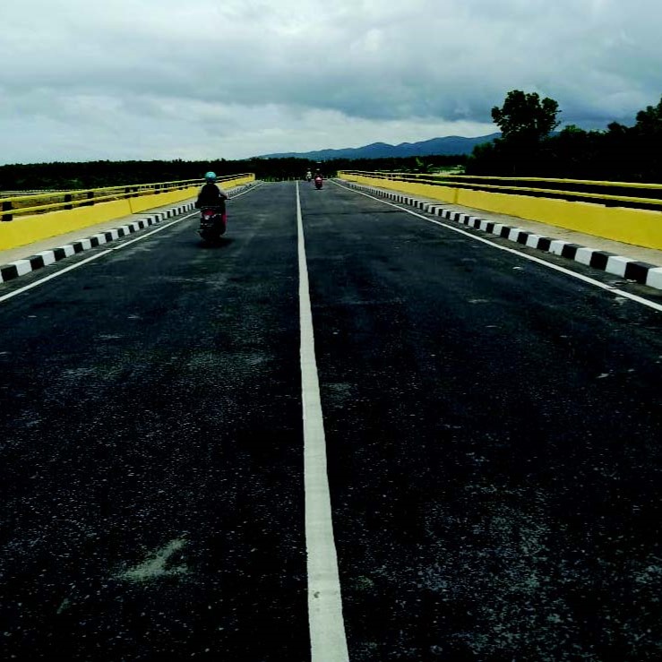 INNER RINGROAD : Jalur Inner Ringroad menuju The Park Mal Kendari sudah bisa dilintasi kendaraan, Kamis (9/5). (AGUS SETIAWAN/KENDARI POS)