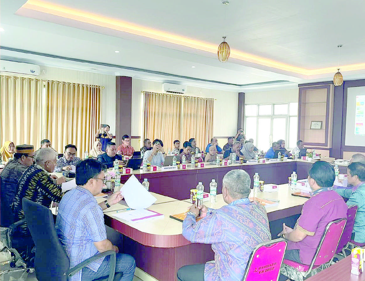 REVISI RTRW : Suasana rapat Forum Penataan Ruang (FPR) di kantor Dinas Cipta Karya Bina Konstruksi dan Tata Ruang Sultra, Kamis (6/6). (RAHMA SAFITRI/KENDARI POS)