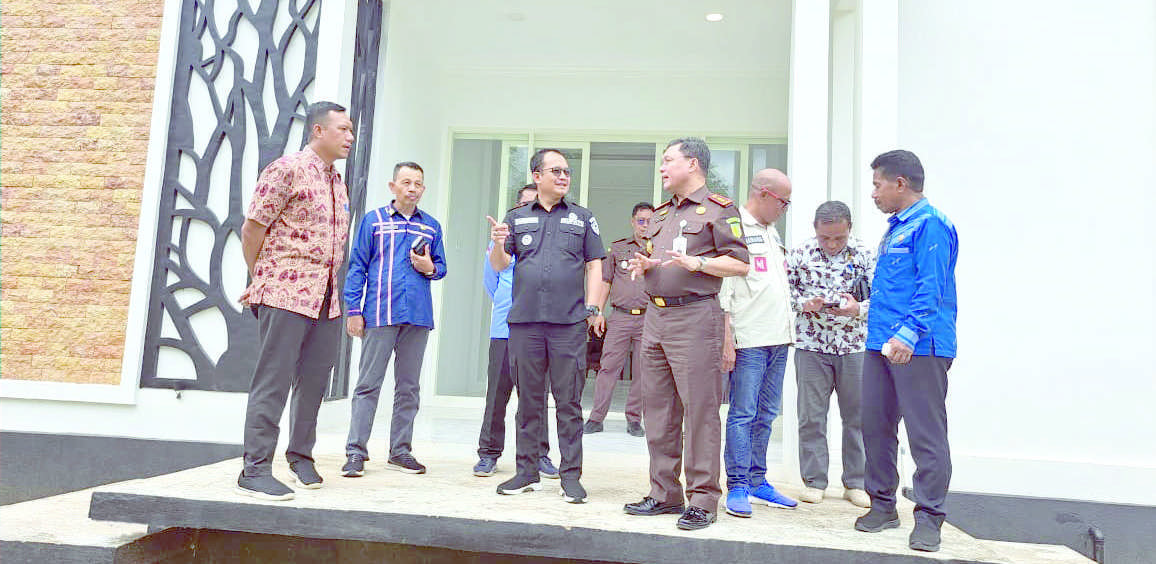 Pj. Bupati Buton Selatan, Parinringi berdiskusi dengan Kajari Buton Ledrik VM Takaendangan.