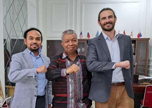 Rektor Unsultra, Prof Andi Bahrun (tengah) Research Associate, Indo-Pacific Development Centre Robert Walker (kanan) dan Research Fellow, Digital Economy, Indo-Pacific Development Centre Dr Hilman Palaon (kiri). (HUMAS UNSULTRA FOR KENDARI POS)