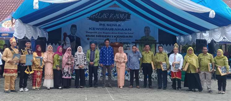 Foto bersama Kepala SMKN 1 Kendari Ali Koua (delapan dari kiri), Kepala Dikbud Sultra, Yasmin, S.Pd. M.H (baju biru), Ketua DWP Dikbud Sultra Nurhayati (sepuluh dari kiri), usai kegiatan. (EWIN ENDANG SAHPUTRI/KENDARI POS)