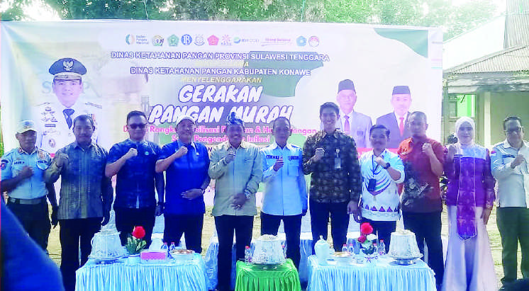 Kadis Ketahanan Pangan Sultra Ari Sismanto (lima dari kiri), Asisten II Pemkab Konawe Muhammad Akbar (empat dari kiri), Kadis Ketahanan Pangan Konawe Abdul Halim (tiga dari kiri), foto bersama saat gelaran Gerakan Pangan Murah (GPM) di Konawe, Kamis (6/6).