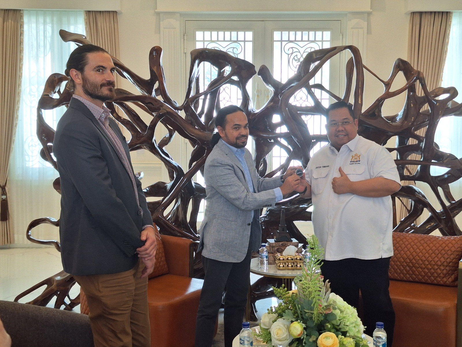 Ketua Umum Kadin Sultra Anton Timbang (kanan) bersama Research Fellow Lowy Institute Australia Hilman Palaon (tengah) dalam pertemuan membahas potensi ekonomi dan investasi Sultra di Kota Kendari, Senin (3/6/2024). (RAHMA SAFITRI HASLIM / KENDARI POS)