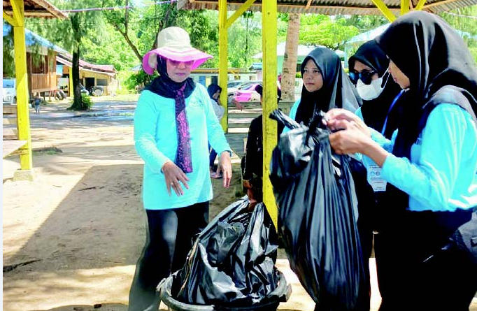 Suasana aksi bersih pantai di Kecamatan Soropia. (Dok PGPAUD UHO)