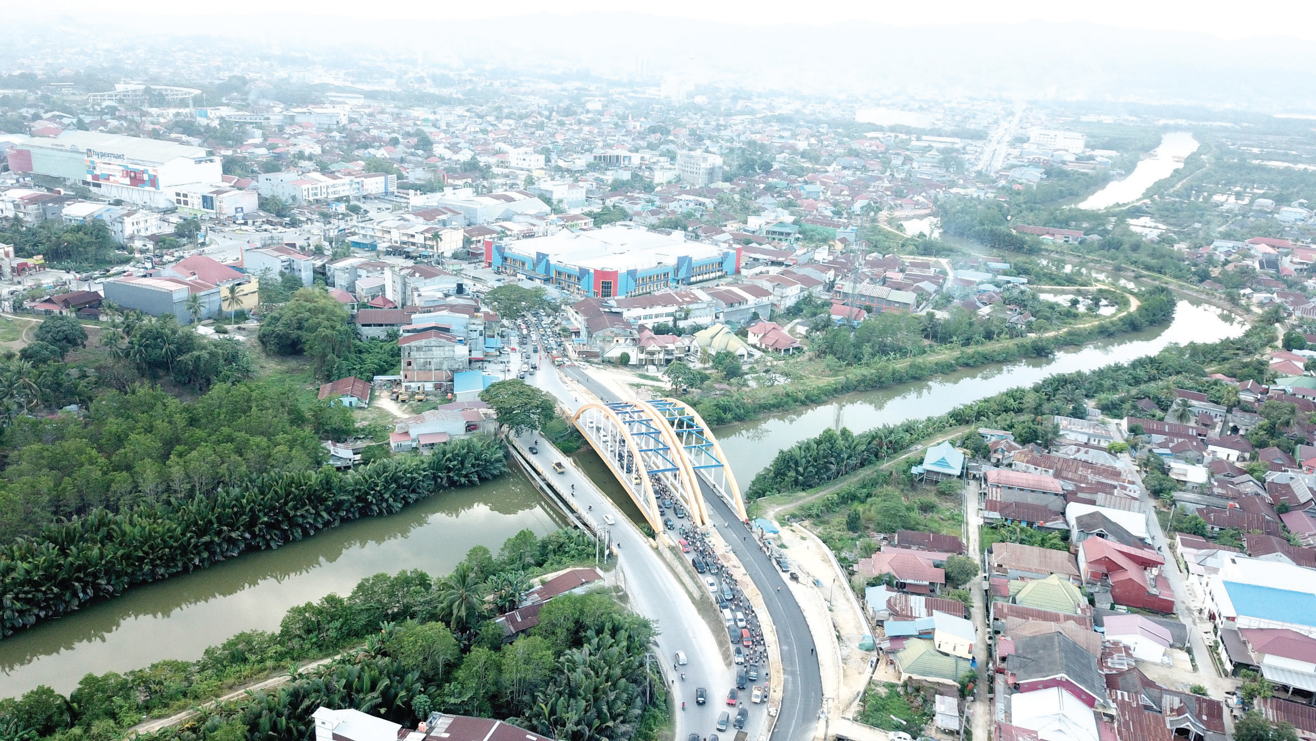 INFRASTRUKTUR JALAN DAN JEMBATAN : Pembangunan jalan tahun ini sedikit terkendala minimnya anggaran. Untuk anggaran pemeliharaan, APBD Sultra 2024 hanya mengalokasikan Rp 2 miliar. Lalu lintas kendaraan di jembatan pasar baru Kendari. (DOKUMENTASI KENDARI POS)