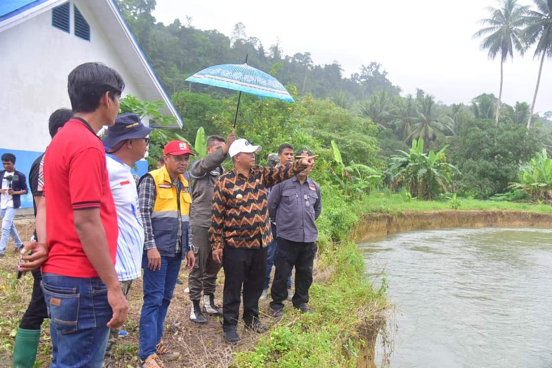 Pj Bupati Buton La Haruna (topi putih) didampingi kepala OPD meninjau kawasan potensi abrasi di dekat SMP Swasta Kalende di Dusun Wabou, Desa Lawele, Kecamatan Lasalimu, baru-baru ini. (ERLIN IPO / KENDARI POS)