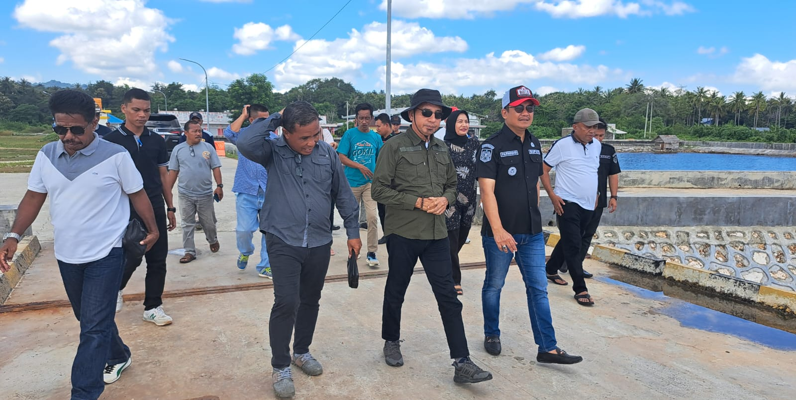 Penjabat (Pj) Bupati Buton Selatan Parinringi melihat langsung kondisi pelabuhan Bandar Batauga yang mengalami kerusakan. Ia berjanji akan melakukan perbaikan pada tahun 2024 ini. (ERLIN IPO / KENDARI POS)