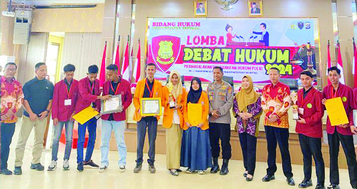 Foto bersama mahasiswa FH UHO tengah (almamater orange), usia kegiatan. (Dok FH UHO)