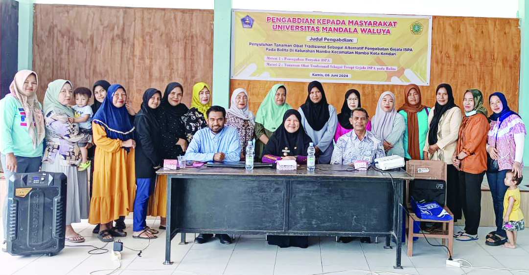 Foto bersama usai penyuluhan tanaman obat tradisional di Kecamatan Nambo, Kota Kendari. (UMW FOR KENDARI POS)