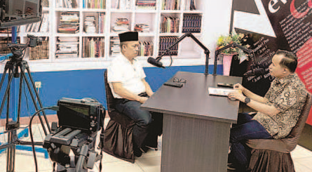 Wakil Direktur Kendari Pos Awal Nurjadin (batik) dan H. Arwin Labatamba berdialog dalam podcast KP Channel.