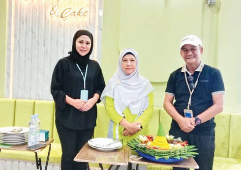 Owner Good Drink and Cake, Novitarini saat opening tempat usahanya dihadiri Ka Bandara Haluoleo, Sarmin dan Istri.