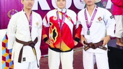 Tiga atlet Dojo Unsultra yang berhasil meraih medali dalam ajang nasional. (HUMAS UNSULTRA FOR KENDARI POS)