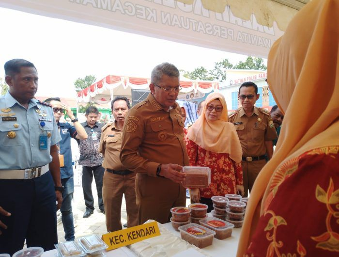 Pj Wali Kota Kendari Muhammad Yusup (2 dari kiri) meninjau kegiatan Gerakan Pangan Murah di Pelataran Balai Kota Kendari, Selasa (11/6/2024). (AGUS SETIAWAN / KENDARI POS)