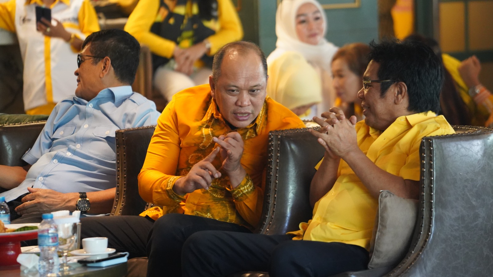 Bakal calon Gubernur Sultra Ruksamin (tengah) berbincang dengan politisi senior Golkar Sultra Ridwan Bae (kanan) diselaa-sela saat kegiatan Temu Kader Golkar di Kota Kendari, Senin (3/6/2024). (Muhammad Akbar Ali/Kendari Pos)