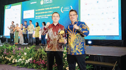 PT DSSP Power Kendari menerima penghargaan dalam Anugerah Top CSR Award 2024.
