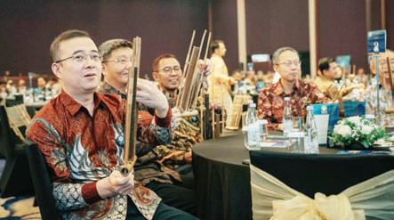 Direktur DDPI dan CEO PT DSSP Power Kendari, Wang Quanmin memainkan alat musik alngklung sebagai bentuk kecintaannya terhadap budaya Nusantara.