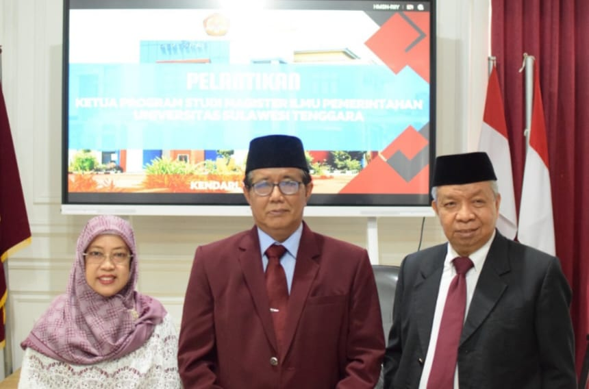 Rektor Unsultra, Prof. Dr.Ir. H.Andi Bahrun, M.Sc.,Agric (kanan) usai melantik Dr.H.Joko Tri Brata,M.Si (tengah) sebagai Ketua Program Studi Magister Ilmu Pemerintahan Pascasarjana Unsultra di aula Rektorat Unsultra, Rabu (12/6/2024). (EWIN ENDANG SAHPUTRI / KENDARI POS)