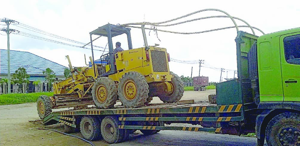 PERBAIKAN JALAN : Pelindo Regional 4 Kendari menyiapkan alat berat untuk perbaikan awal Jalur menuju Terminal Peti Kemas di Bungkutoko. (AGUS SETIAWAN/KENDARI POS)