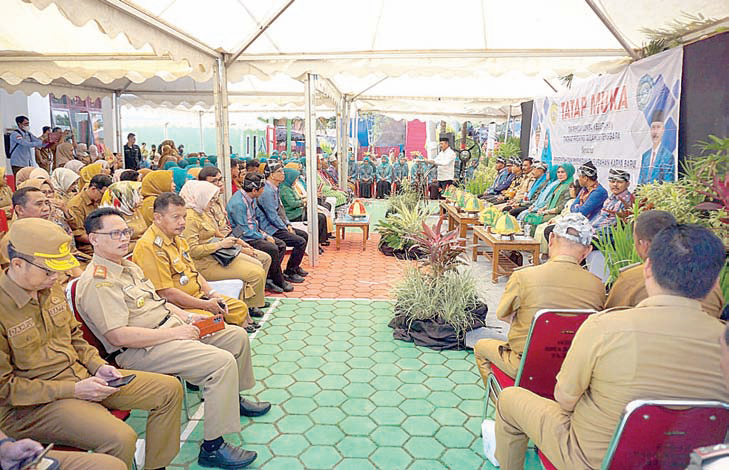 DUTA KOTA : Penyambutan tim penilai lomba kelurahan tingkat Provinsi Sulawesi Tenggara di halaman kantor Kelurahan Karya Baru yang dipimpin Sekot Baubau, La Ode Fasikin.(PPID UTAMA KOTA BAUBAU FOR KENDARI POS)