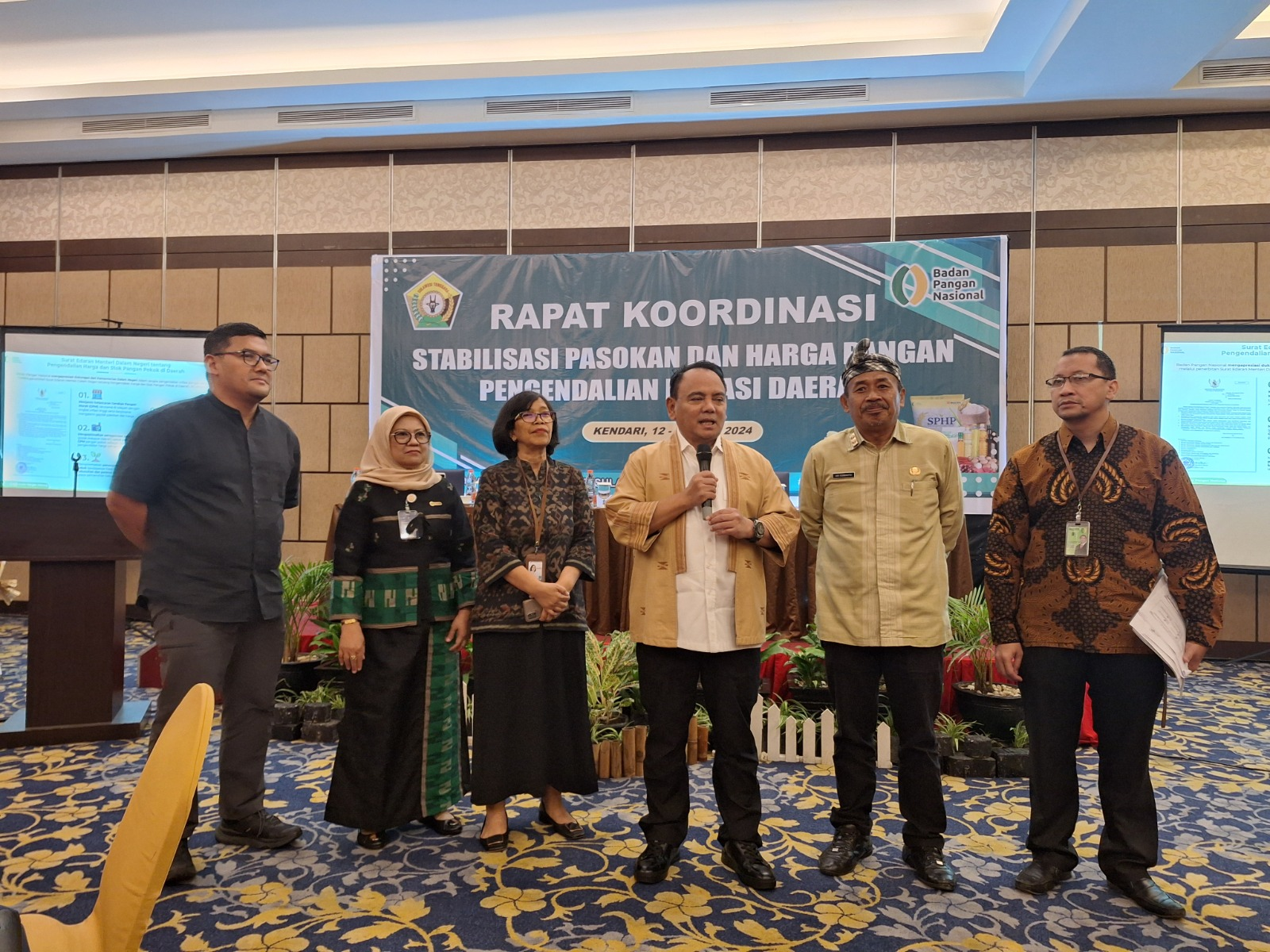 Pj Gubernur Sultra Andap Budhi Revianto (3 dari kanan), Kepala BPS Sultra Agnes Widiastuti (3 dari kiri), Kepala Bulog Sultra Sitti Mardati Saing (2 dari kiri) dan Kepala Dinas Ketahanan Pangan Sultra Ari Sismanto (2 dari kanan) usai Rakor Stabilisasi Pasokan dan Harga Pangan (SPHP) Pengendalian Inflasi Daerah di PlazaInn Hotel, Kamis (13/6/2024). (RAHMA SAFITRI HASLIM / KENDARI POS)