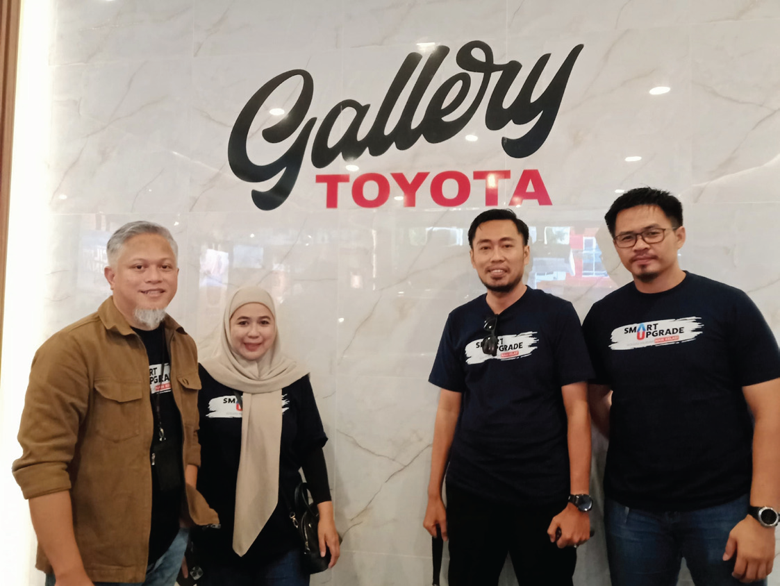 Foto bersama Branch Manager Kalla Toyota cabang Kendari, Gunawan Syuphian (kiri) dan tim Kalla Toyota usai kegiatan.(Kalla Toyota Kendari)