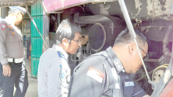 Kepala Seksi Sarana Angkutan Jalan, Sungai, Danau dan Penyeberangan BPTD Kelas II Sultra, Rahmat (dua kanan) memeriksa kondisi bus AKAP di PO Batutumonga, kemarin.