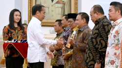 Presiden Jokowi (kiri) menyerahkan trofi penghargaan TPID Award 2024 kepada Pj Gubernur Sultra Andap Budhi Revianto (2 dari kanan) dalam Rakornas Pengendalian Inflasi Tahun 2024 di Istana Negara, Jakarta, Jumat (14/6/2024). (IST)