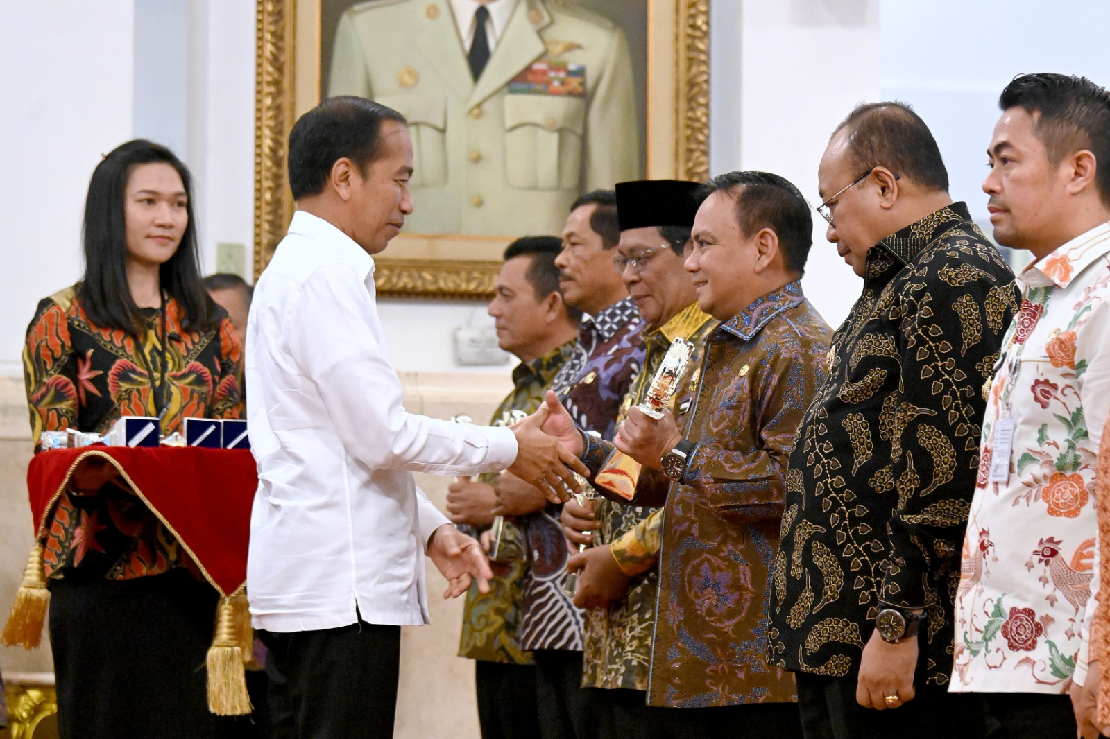 Presiden Jokowi (kiri) menyerahkan trofi penghargaan TPID Award 2024 kepada Pj Gubernur Sultra Andap Budhi Revianto (2 dari kanan) dalam Rakornas Pengendalian Inflasi Tahun 2024 di Istana Negara, Jakarta, Jumat (14/6/2024). (IST)