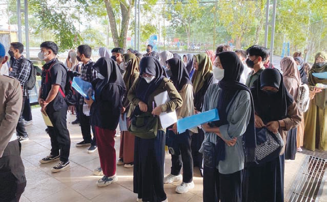 Calon mahasiswa baru UHO 2024 saat penyetoran berkas di Gedung Kuning Kampus Baru UHO, beberapa waktu lalu.(DOK KENDARI POS)