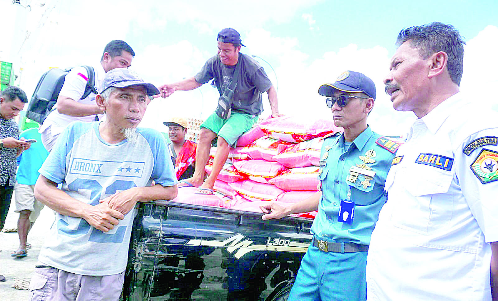 KENDALIKAN INFLASI: Pj Sekot Baubau, La Ode Fasikin (kanan) saat berdialog dengan warga saat turun melakukan pemantauan harga di pasar dan bongkar muat kebutuhan pokok di Pelabuhan Murhum.(SAMSUDDIN PPID KOTABAUBAU FOR KENDARI POS)