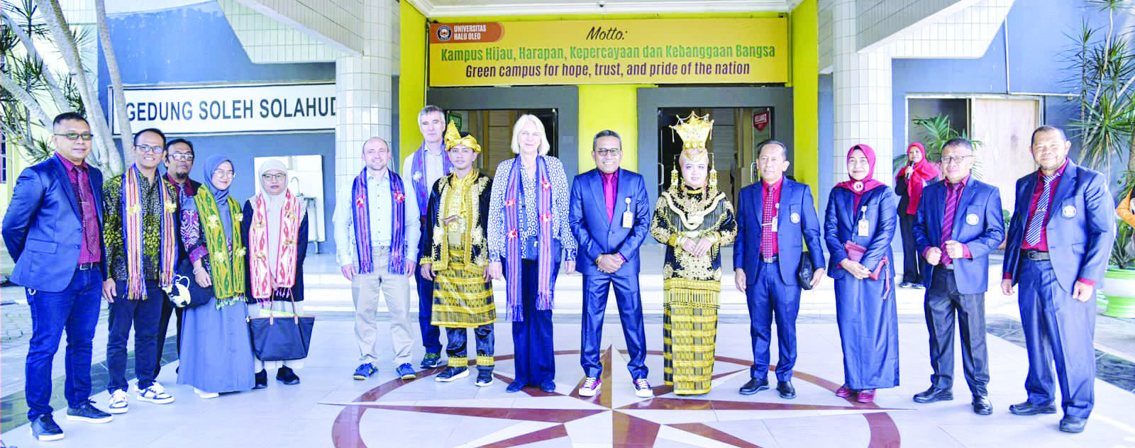 VISITASI: Rektor UHO, Prof Dr Muhammad Zamrun F (enam dari kanan) didampingi jajaran foto bersama TIM ASIIN di Rektorat UHO, Kamis (20/6/2024). (HUMAS UHO FOR KENDARI POS)