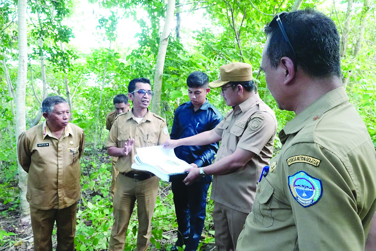 TINJAU LAHAN: Pj Bupati Busel, Parinringi (dua dari kanan) didampingi sejumlah Kepala OPD meninjau lokasi pembangunan Kantor Bupati Busel. (ELYN/KENDARI POS)