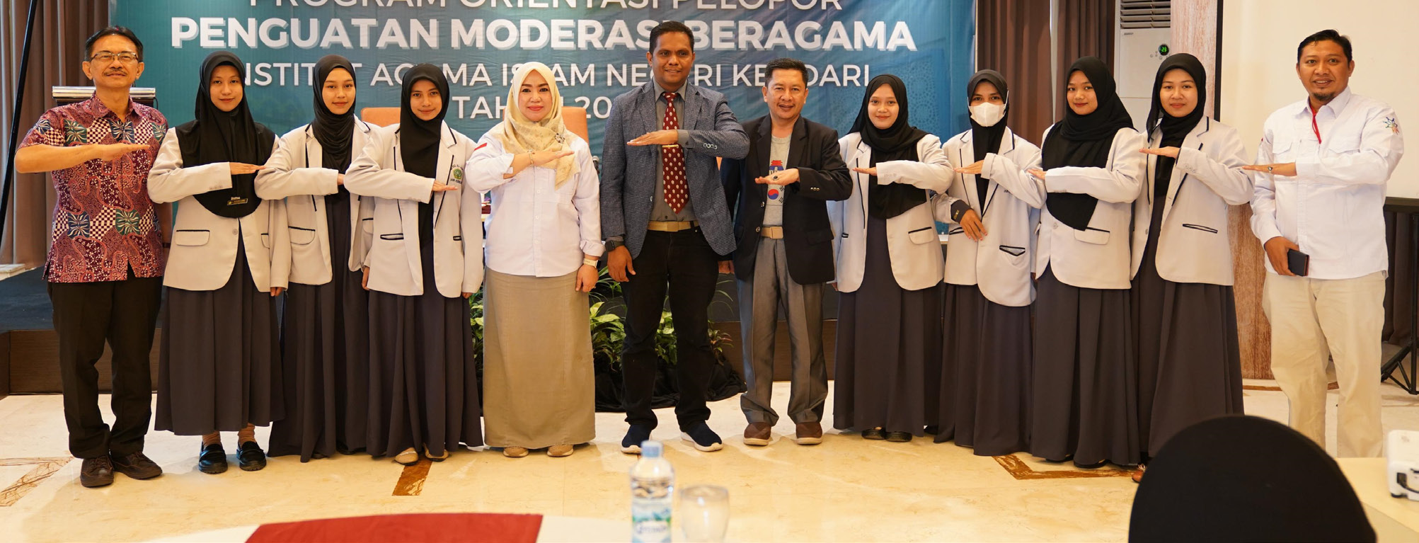 Foto bersama Wakil Rektor Bidang Akademik IAIN Kendari, Dr. Jumarddin La Fua, M.Si (enam dari kiri) dan para kelompok Pilar Sahabat Moderasi Beragama IAIN Kendari. (HUMAS IAIN KENDARI)