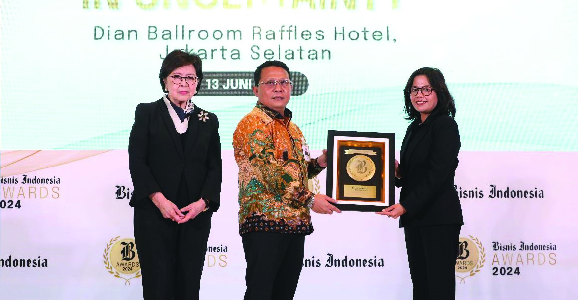 PENGHARGAAN: Dirut Bank Sultra, Abdul Latif (tengah) menerima penghargaan nasional dalam ajang Bisnis Indonesia Award (BIA) 2024, Jumat (21/6/2024). (Humas Bank Sultra For Kendari Pos)